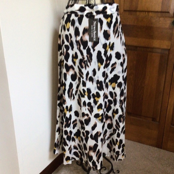 New choice Wrap Skirt, size Medium, new with tags - Picture 4 of 6